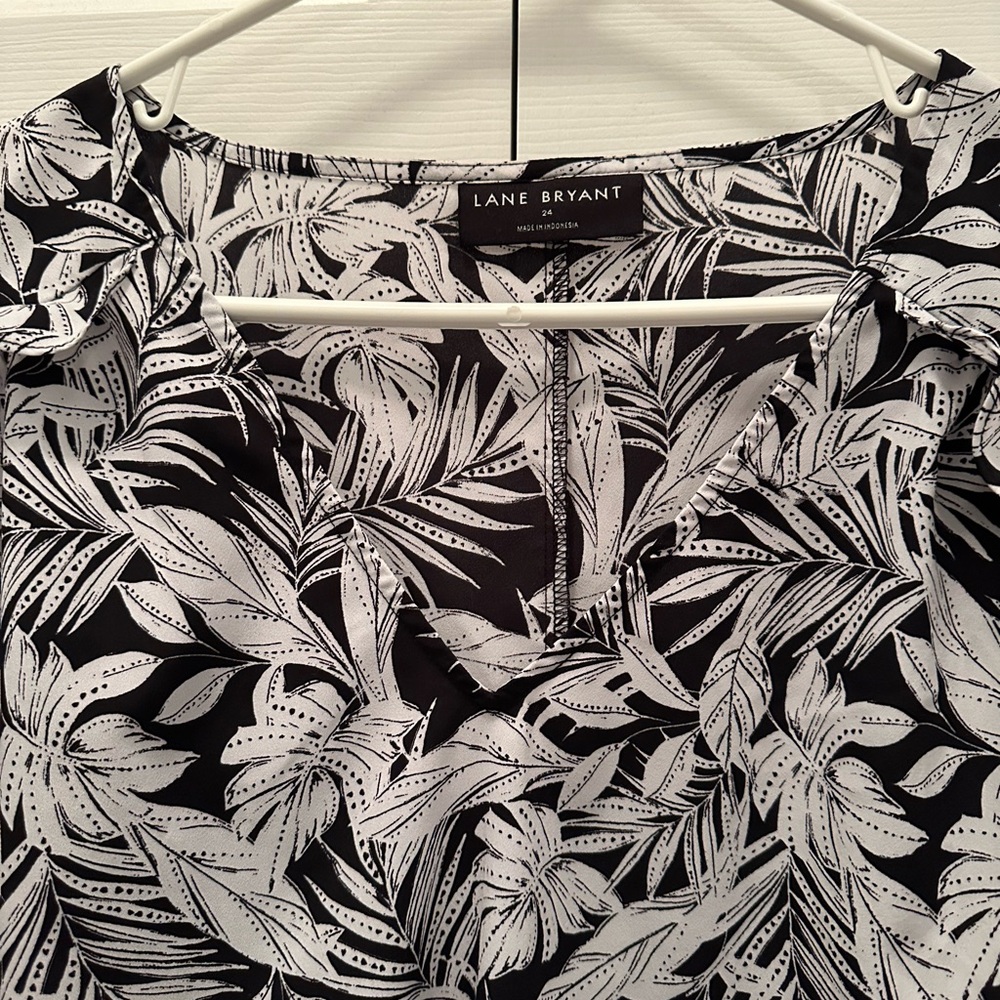 Lane Bryant Size 24 Black White Tropical Leaf Ruffle Flutter Sleeve VNeck Blouse - Picture 5 of 13